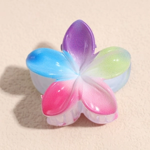 Detail einer kleinen Blumen-Haarklammer mit bunten Farbverlauf-Blüten und Glitzer