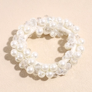 Gros plan détaillé de perles en cristal et perles nacrées sur un élastique à cheveux