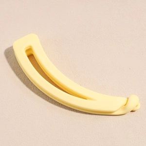 Vue détaillée d'une pince banane mate crème avec design ondulé et fermeture sécurisée