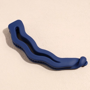 Barrette banane ondulée bleu marine élégante avec finition mate pour cheveux