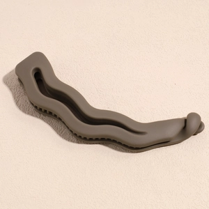 Détail du clip banane à vagues vert olive mat avec dents internes pour les cheveux