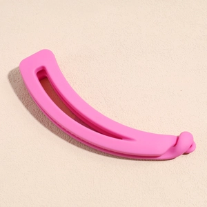 Détail de la pince banane rose mat avec des dents internes pour une tenue sûre