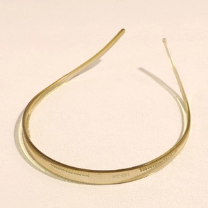 Detailweergave van de antislip tanden op een bruine doorschijnende haarband