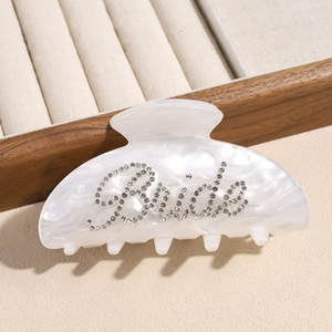 Pinza per capelli in acetato bianco perlato con scritta Bride in strass da sposa