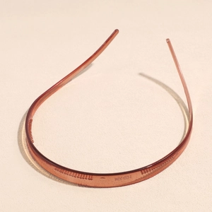 Macro van de antislip tanden en modelgravure op de donkerbruine haarband