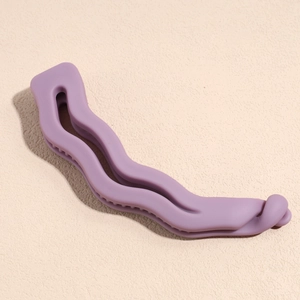 Vue détaillée de la pince banane ondulée mauve mate avec dents pour un maintien sûr