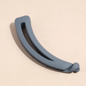 Vue détaillée de la pince banane bleu-gris mat avec fermeture sécurisée et design ondulé