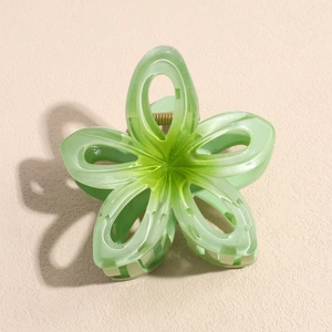 Vue détaillée de dessus d'une pince à cheveux frangipanier vert clair translucide avec ressort