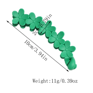 Détail d'une pince à cheveux banane fleurie verte de 10 cm montrant la texture mate en résine