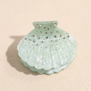 Vue détaillée de la pince à cheveux étoile de mer vert menthe avec strass brillants