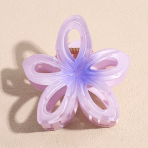 Vue détaillée d'une pince à cheveux violet dégradé en forme de fleur de frangipanier