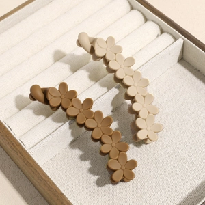 Barrettes banane fleurs mates en marron caramel et beige crème, style élégant