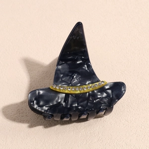 Dettaglio macro della molletta a cappello di strega in acetato marmorizzato e strass brillanti