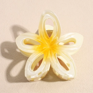 Détail de la pince à cheveux fleur de frangipanier avec pétales jaune dégradé