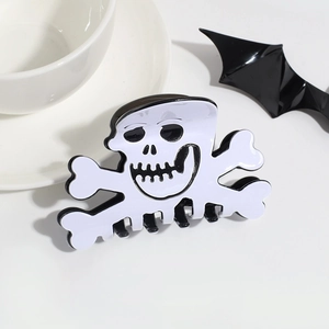 Détail d'une pince à cheveux motif squelette en résine brillante pour fête d'Halloween