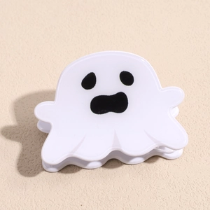 Détail d'une pince à cheveux fantôme blanc en acrylique brillant pour Halloween