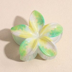 Détail de la pince à cheveux frangipanier avec dégradé de vert et jaune effet marbré