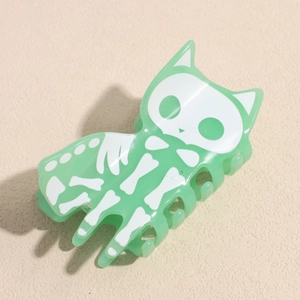 Détail de la pince à cheveux chat squelette vert menthe pour coiffure d'Halloween