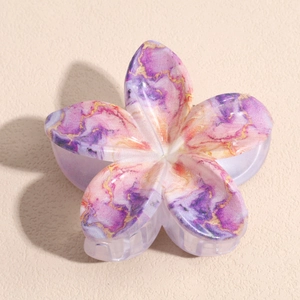 Détail de la pince à cheveux florale avec texture marbre violet et motif à cinq pétales