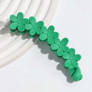Détail du clip banane en fleur vert mat avec un design de fleur à cinq pétales