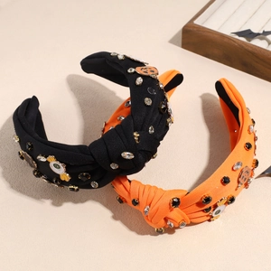 Gros plan de serre-têtes d'Halloween avec motifs citrouilles, strass et yeux décoratifs