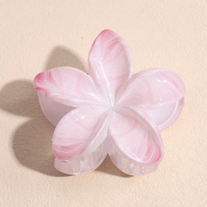 Détail de la pince à cheveux en acétate avec motif de lys marbré rose et blanc nacré