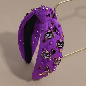 Détails du bandeau d'Halloween violet avec breloques de chat noir et des perles