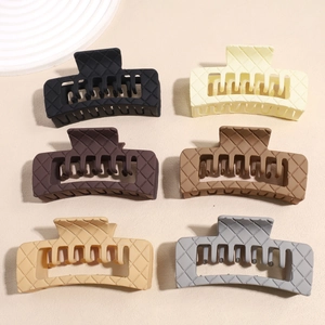 Matte Large Quilted Hair Claw Clip For Women Elegant Resin Geometric Shark Hair Clip Daily Hair Styling Accessory