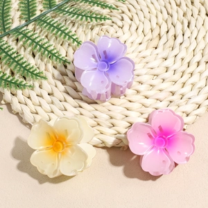 Pinces à cheveux fleurs en dégradé de violet, crème et rose pour coiffures élégantes