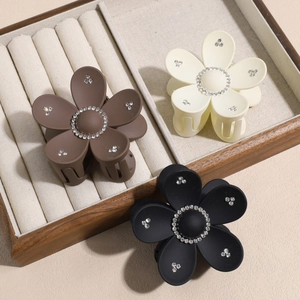 Lot de trois pinces à cheveux fleurs mates avec strass en marron, crème et noir élégant