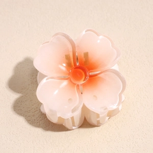 Détails d'une pince à cheveux florale translucide avec dégradé de résine rose