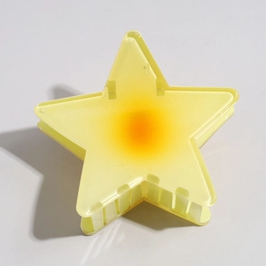 Détail de la pince à cheveux en forme d'étoile jaune avec dégradé orange translucide