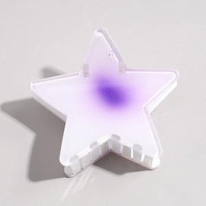 Détail de la pince à cheveux en étoile avec dégradé violet et fini translucide