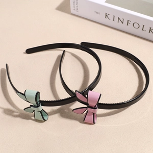 Minimalist non-slip bow headband in pink and mint green with inner gripping teeth