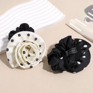 Chouchous en satin à pois blancs et noirs avec étiquette faite main et design rose