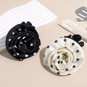 Chouchous roses à pois élégants en tissu de soie noir et blanc pour queue de cheval
