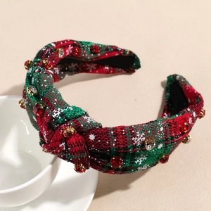 Detailaufnahme eines Weihnachts Stirnbands mit rot-grünem Karo, Schneeflocken und Strass