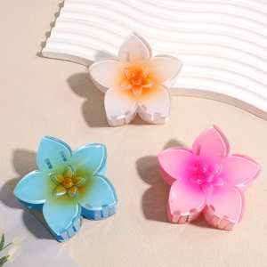 Trois pinces à cheveux fleur de frangipanier en résine dégradée rose, orange et bleu