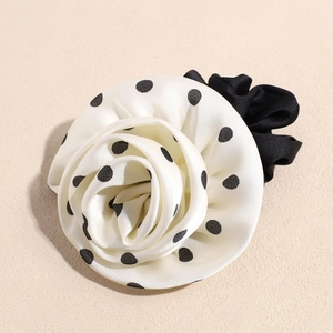Chouchou rose à pois en satin de soie beige pour queues de cheval et chignons