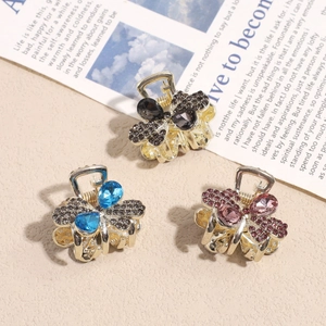 Pinzas para el cabello con lazo de diamantes en negro, azul y rosa con fondo elegante