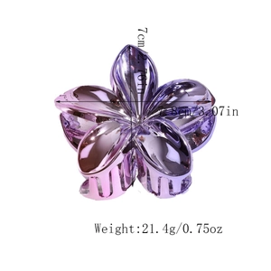 Vue détaillée montrant les dimensions 7,8cm x 7cm de la pince à cheveux fleur de lys