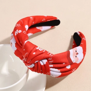 Detail eines roten geknoteten Weihnachts Stirnbandes mit Weihnachtsmann Motiven