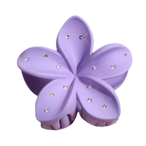 Pince à cheveux fleur violet mat avec strass et design de serrage à ressort