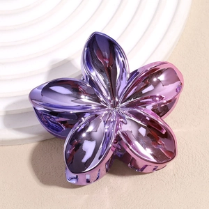 Détail d'une pince à cheveux fleur de lys avec dégradé laser et fini miroir poli