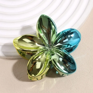 Détail de la pince à cheveux fleur de lys avec un dégradé laser jaune à bleu métallique
