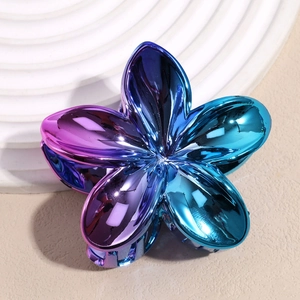 Détail macro d'une pince à cheveux lys avec finition métallique dégradée bleu violet