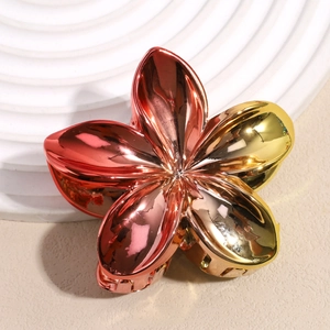 Détail de la pince à cheveux fleur de lys avec un fini dégradé métallique or et bronze