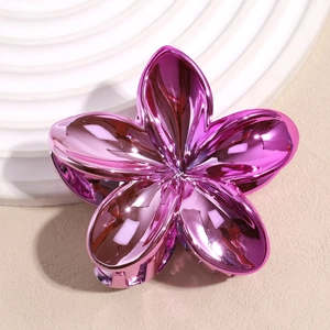 Détail macro d'une pince à cheveux lys laser violette avec fini miroir dégradé métallique