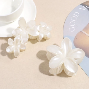 Vue détaillée de l'ensemble de trois pinces à cheveux lys blanc nacré pour un style élégant