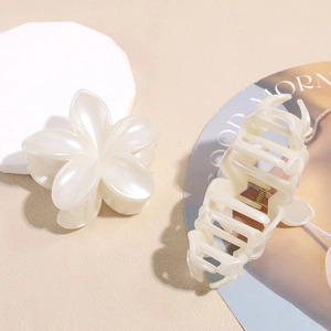 Pince à cheveux fleur de lys blanc nacré avec strass et ressort en métal doré
